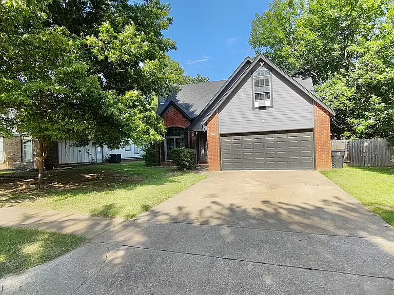 5005 S Poplar Ave — Photo 1