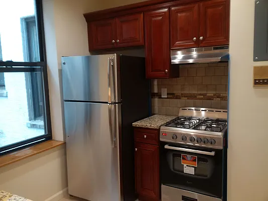 Rented by Halvatzis Realty | media 6