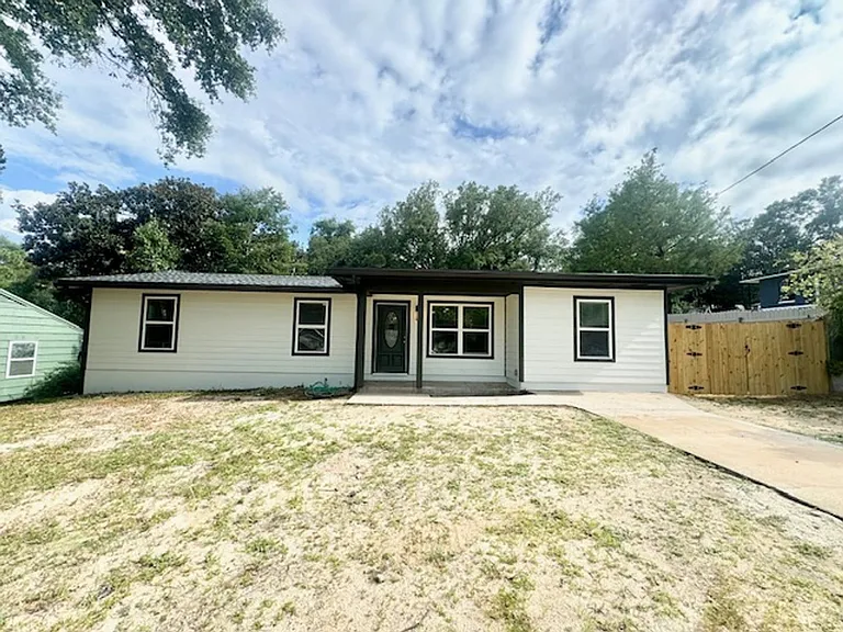 329 Edge Ave — Photo 1