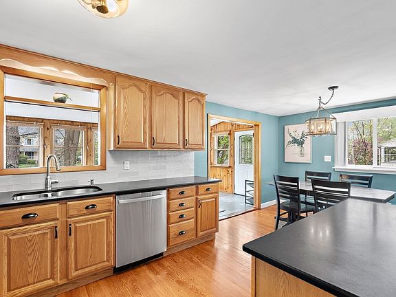 4th image of 82 Edsel Rd