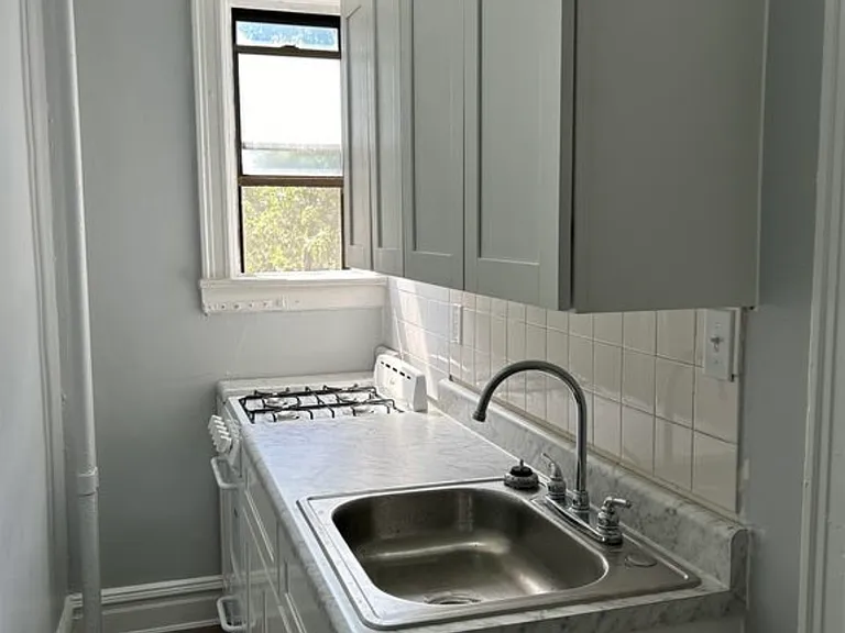 821 Bergen Ave #D — Photo 6