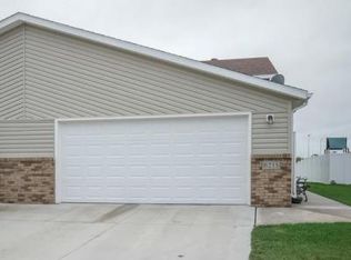 6215 35th St S, Fargo, ND 58104