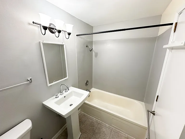 310 NE 45th St #2 — Photo 8
