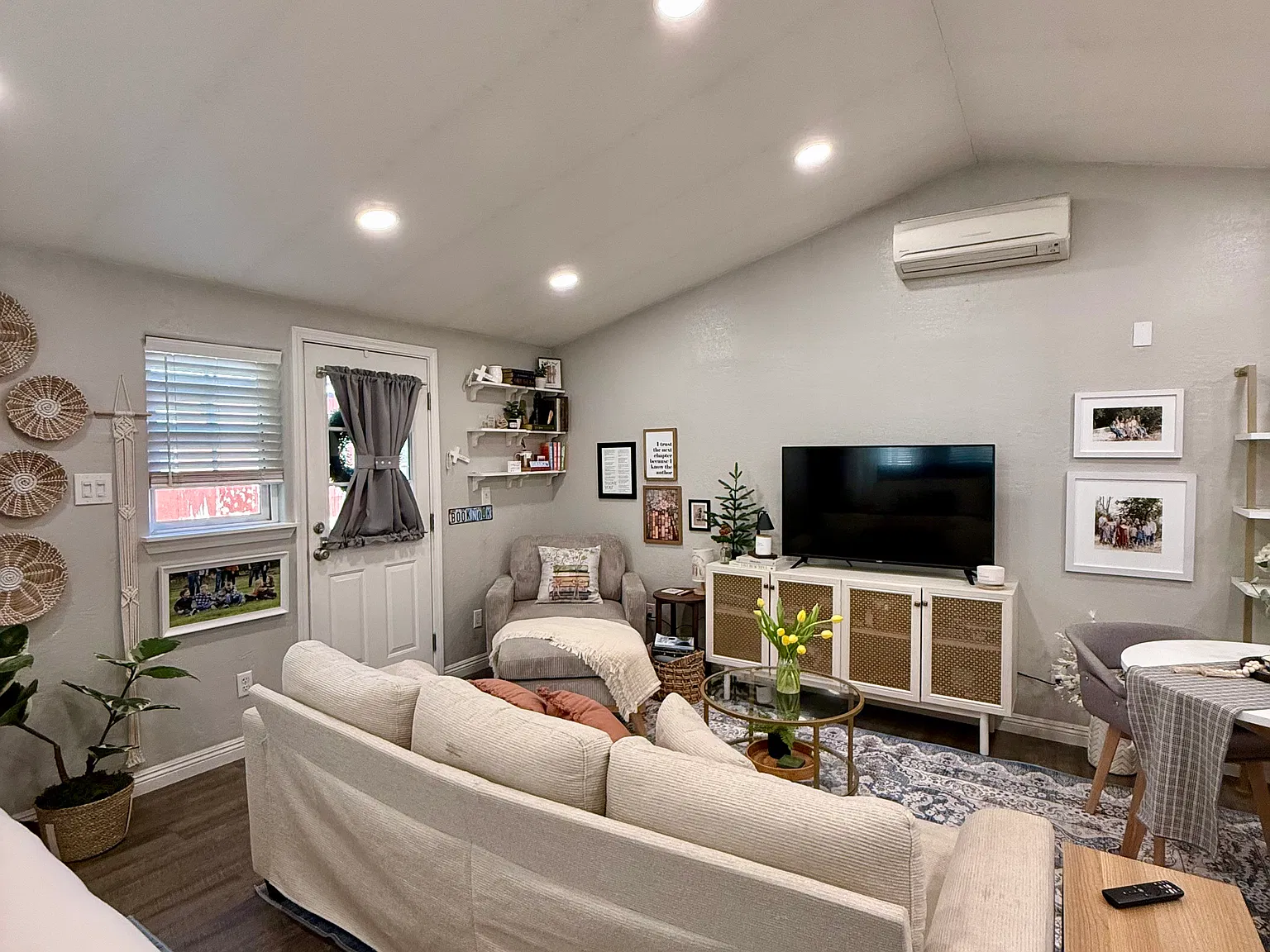 Studio, 400 sqft, $1,375 — Photo 2