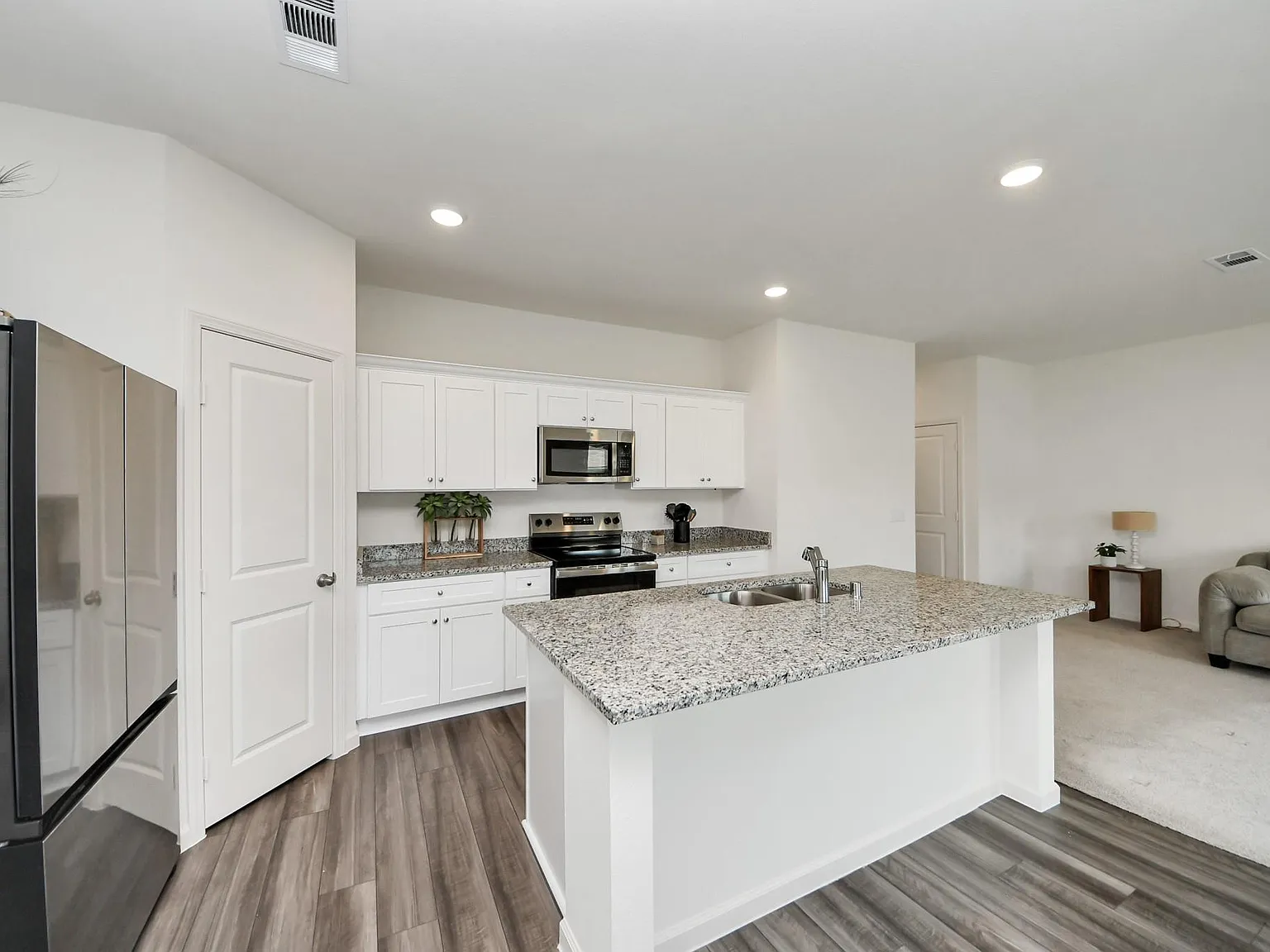 4 bed, 3.0 bath, 2260 sqft, $2,400 — Photo 4
