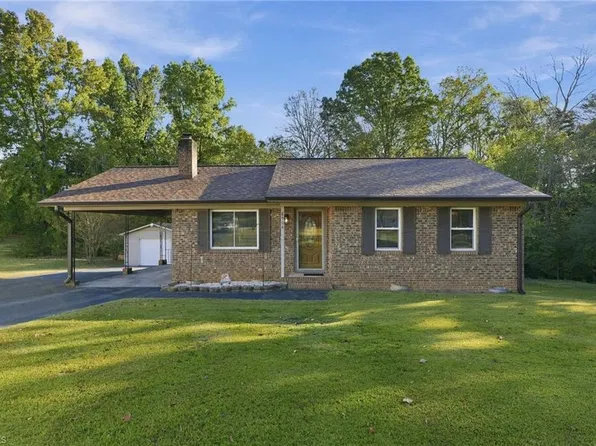 8904 Ridge Forest Ln, Oak Ridge, NC 27310