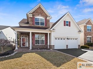 25 Delmore Dr S, Kendall Park, NJ 08824