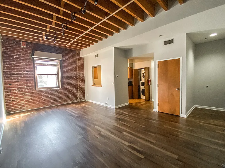 225 Arch St — Photo 10