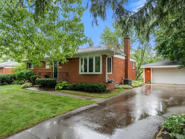 920 Elira Rd, Waterford, MI 48328