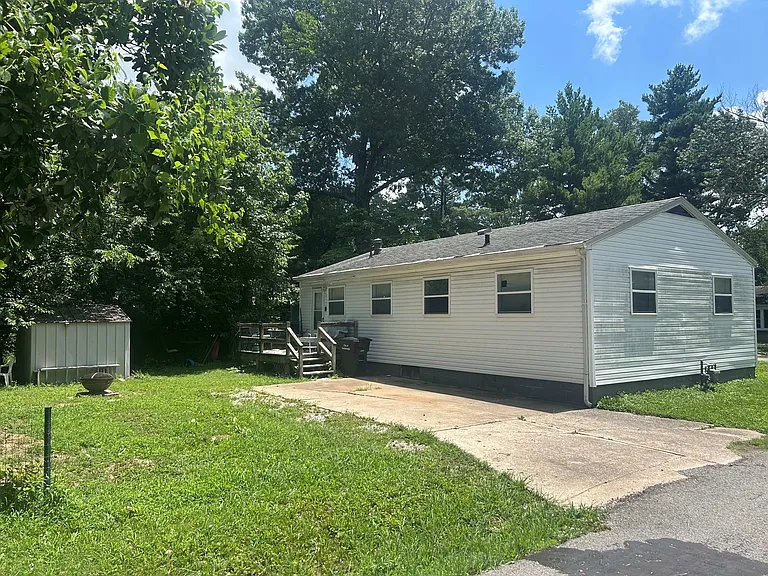 914 W Pecan St — Photo 2