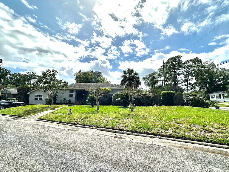 1416 Pine Grove Ave — Photo 2