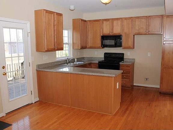 3rd image of 916 Wellston Ct