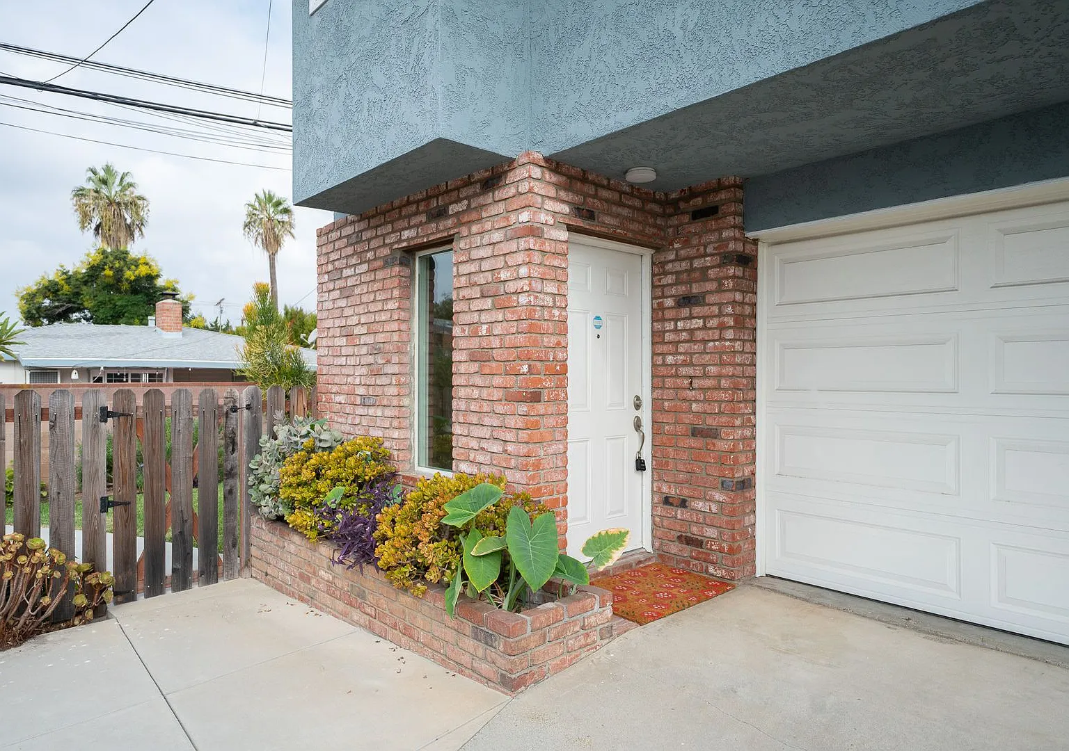 Contemporary New home in Monrovia — Photo 1