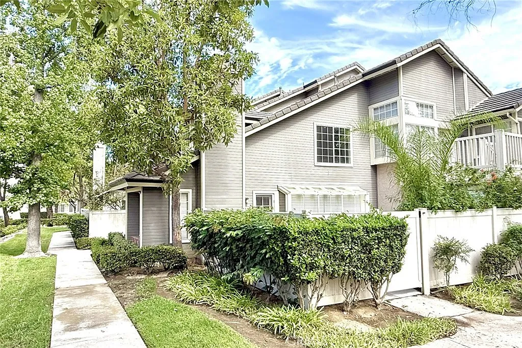 2 bed, 999 sqft, $3,200 — Photo 1