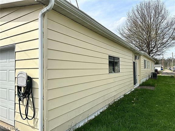4th image of 609 Fairground St