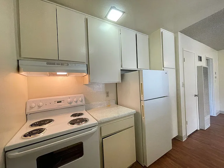 Sharis Apartments — Photo 40