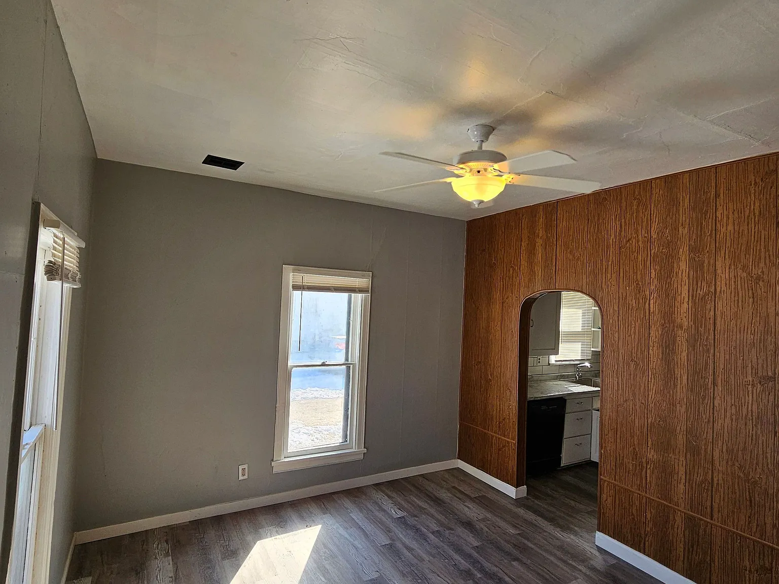 2 bed, 1.0 bath, 912 sqft, $900 — Photo 2