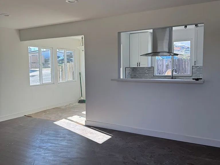 945 Carson St — Photo 10