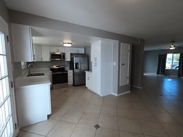 3 bed, 3.5 bath, 1960 sqft, $4,500 — Photo 3