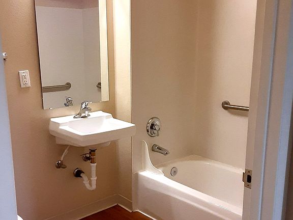 4th image of 1916 E Madison St #0b35aa36e