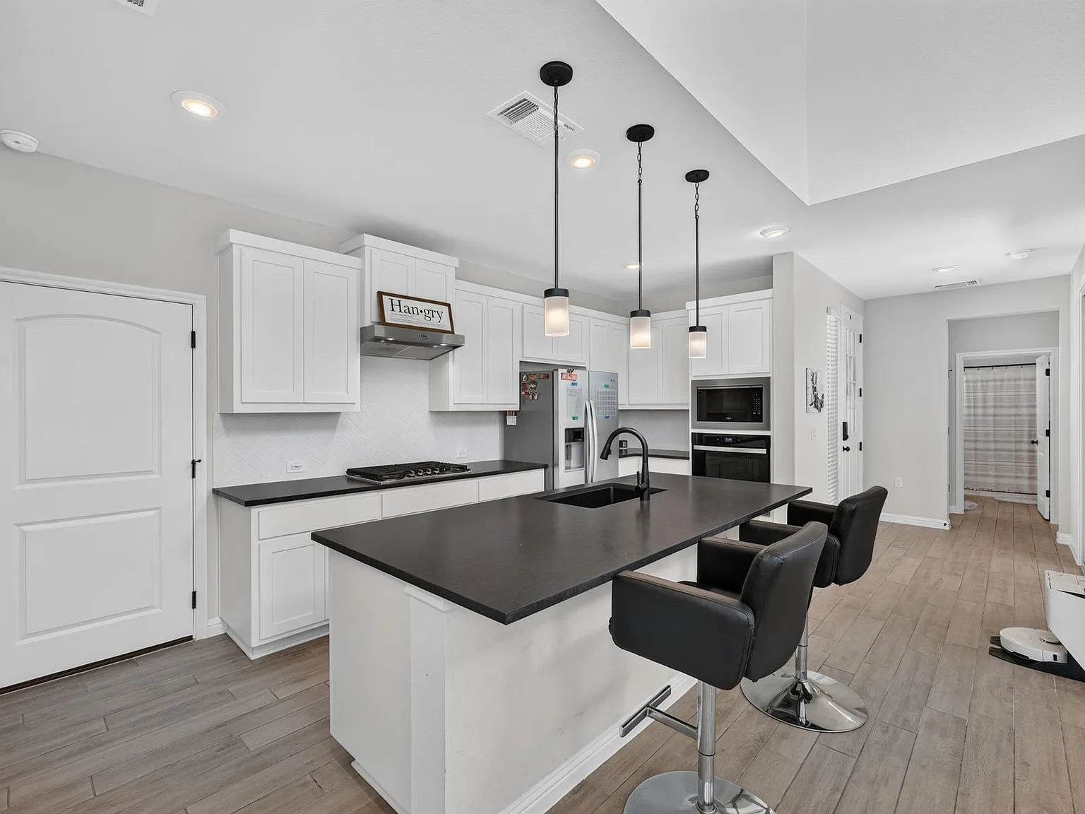 4 bed, 3.0 bath, 2208 sqft, $2,875 — Photo 4