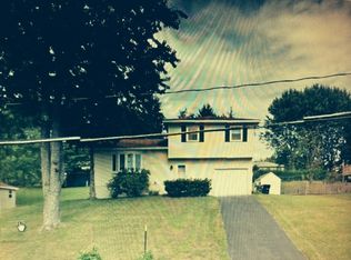 19 Meadowlark Dr, Latham, NY 12110