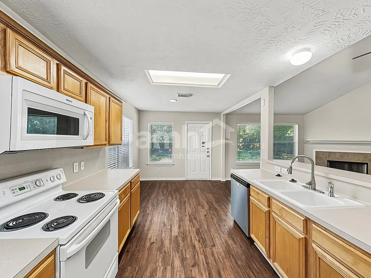3 bed, 2.5 bath, 2198 sqft, $1,975 — Photo 4