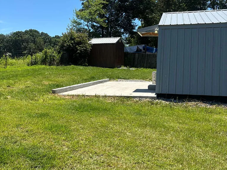 1043 Ross Ln — Photo 2