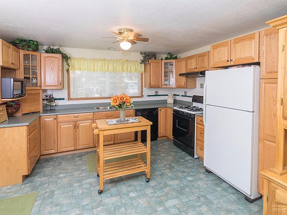 4th image of 20963 Greenmont Dr