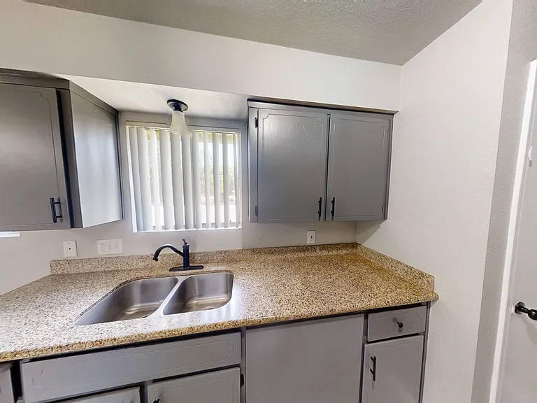 190 W 9th St #B — Photo 3