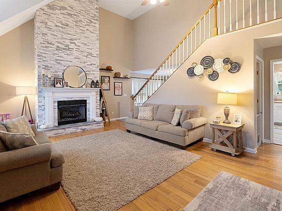 3rd image of 112 Oakwood Cir
