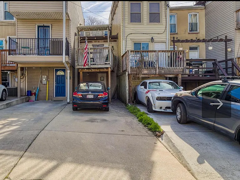 1710 Marshall St — Photo 2
