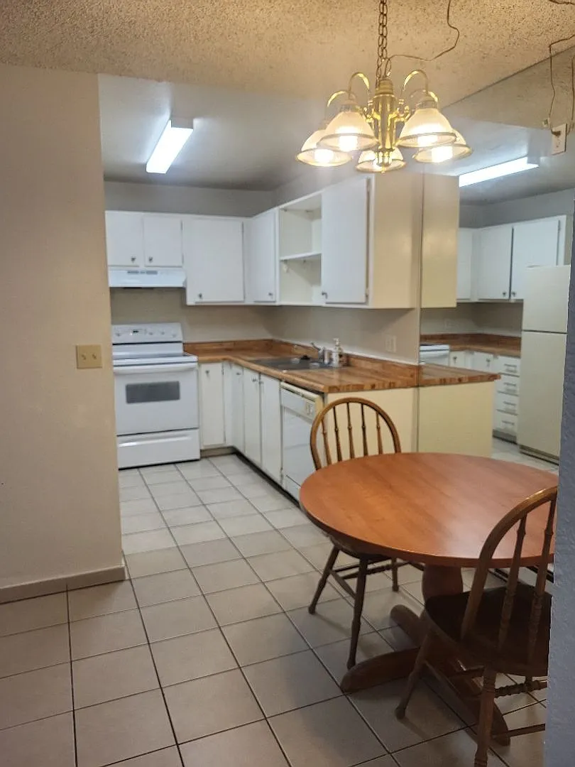 Building Photo - 2100 Highview Ct #2