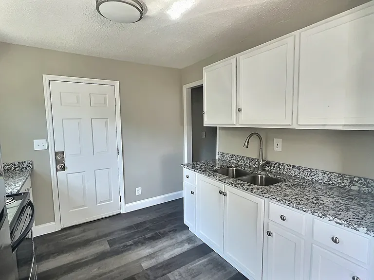 3216 E 51st St — Photo 5