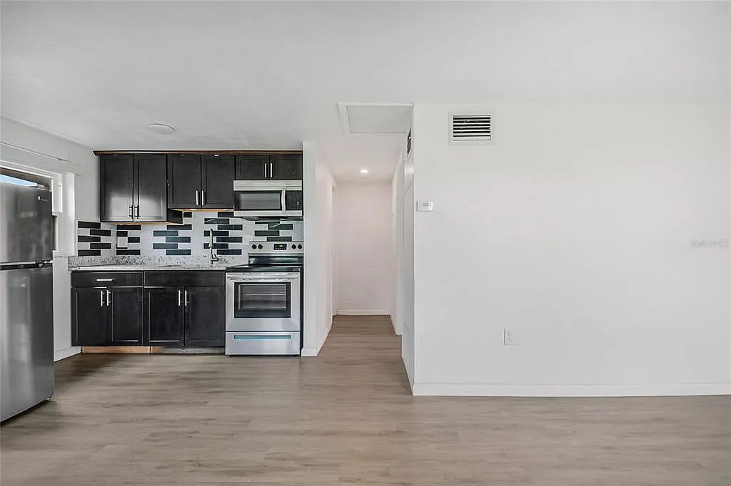 1 bed, 1.0 bath, 895 sqft, $1,200 — Photo 3