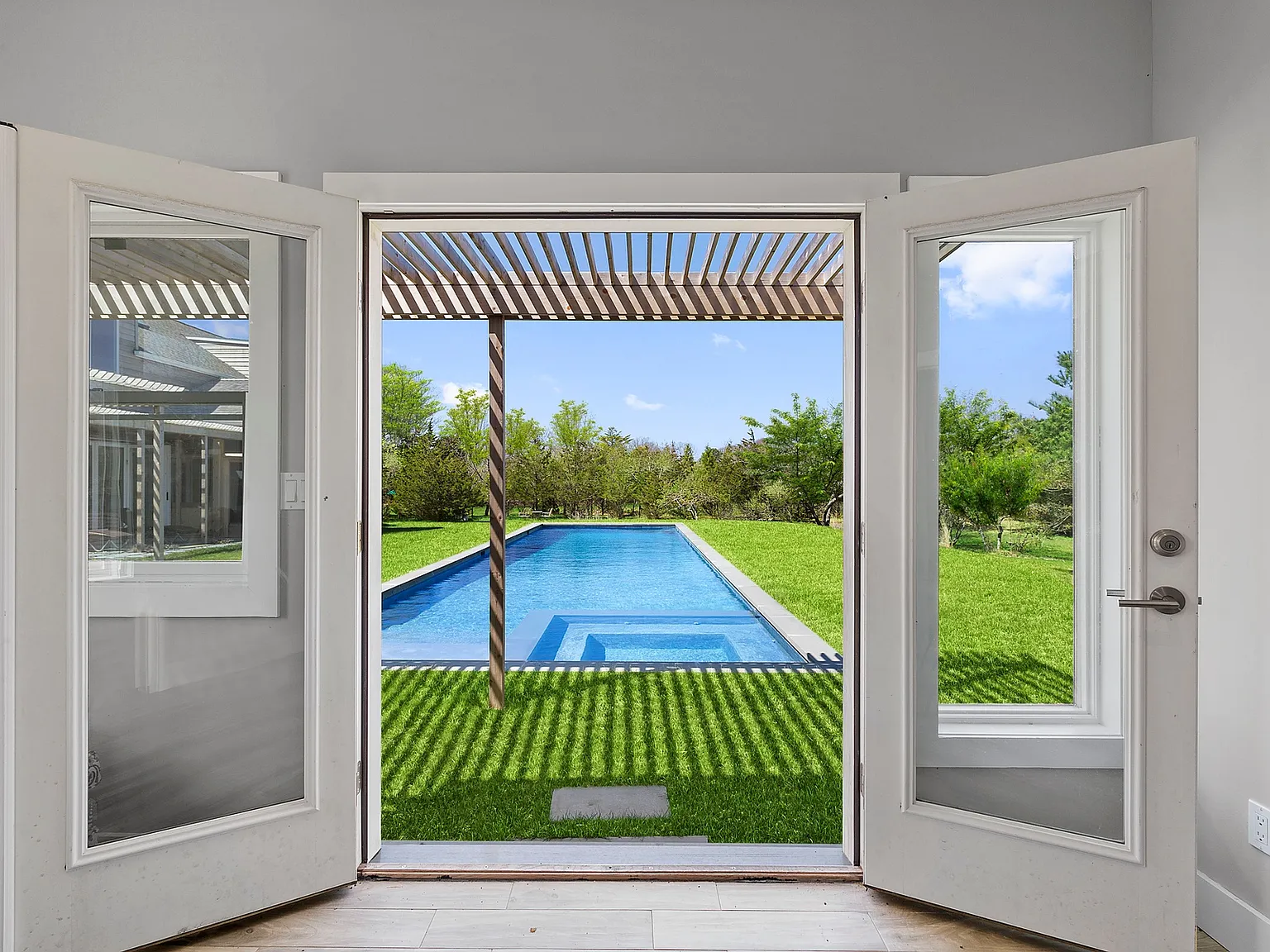 Stunning Amagansett Modern — Photo 3