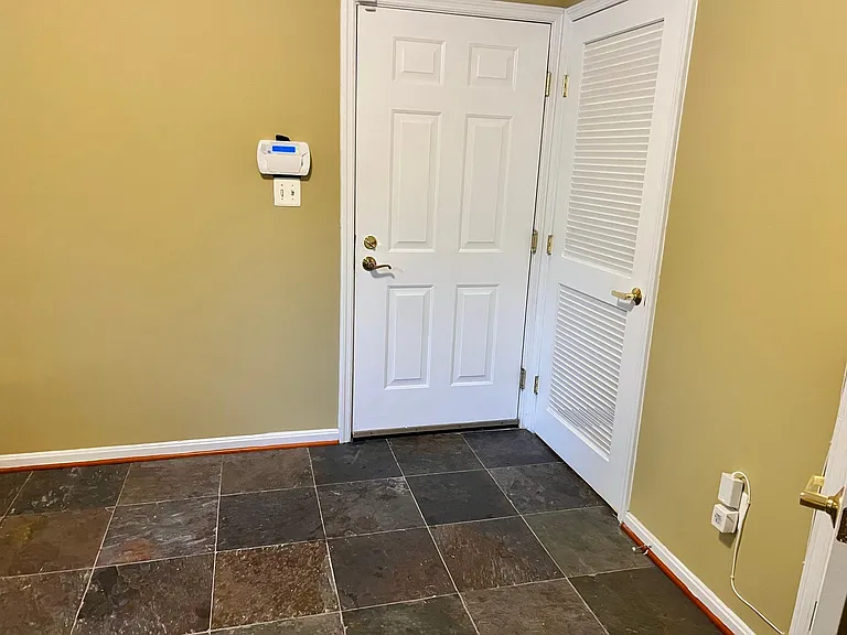 1607 E Fairmount Ave — Photo 5