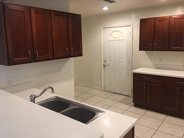 3 bed, 1233 sqft, $1,700 — Photo 2