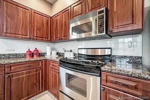 3 bed, 2.0 bath, 1382 sqft, $3,600 — Photo 3