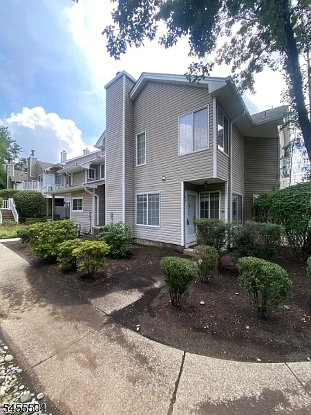 2 bed, 2.5 bath, $2,800 — Photo 1