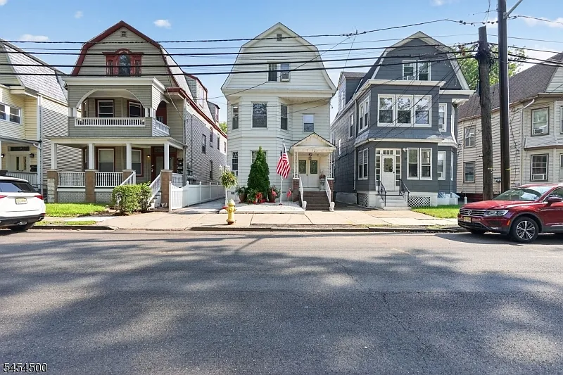 18 Llewellyn Ave #2