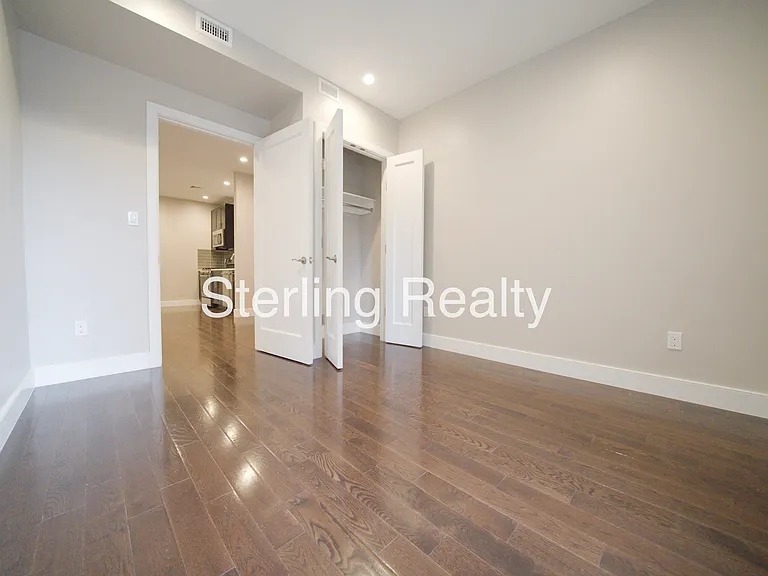 27-24 Hoyt Ave S #2R — Photo 8