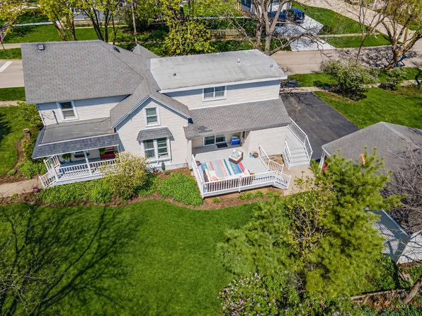 121 S Walkup Ave, Crystal Lake, IL 60014