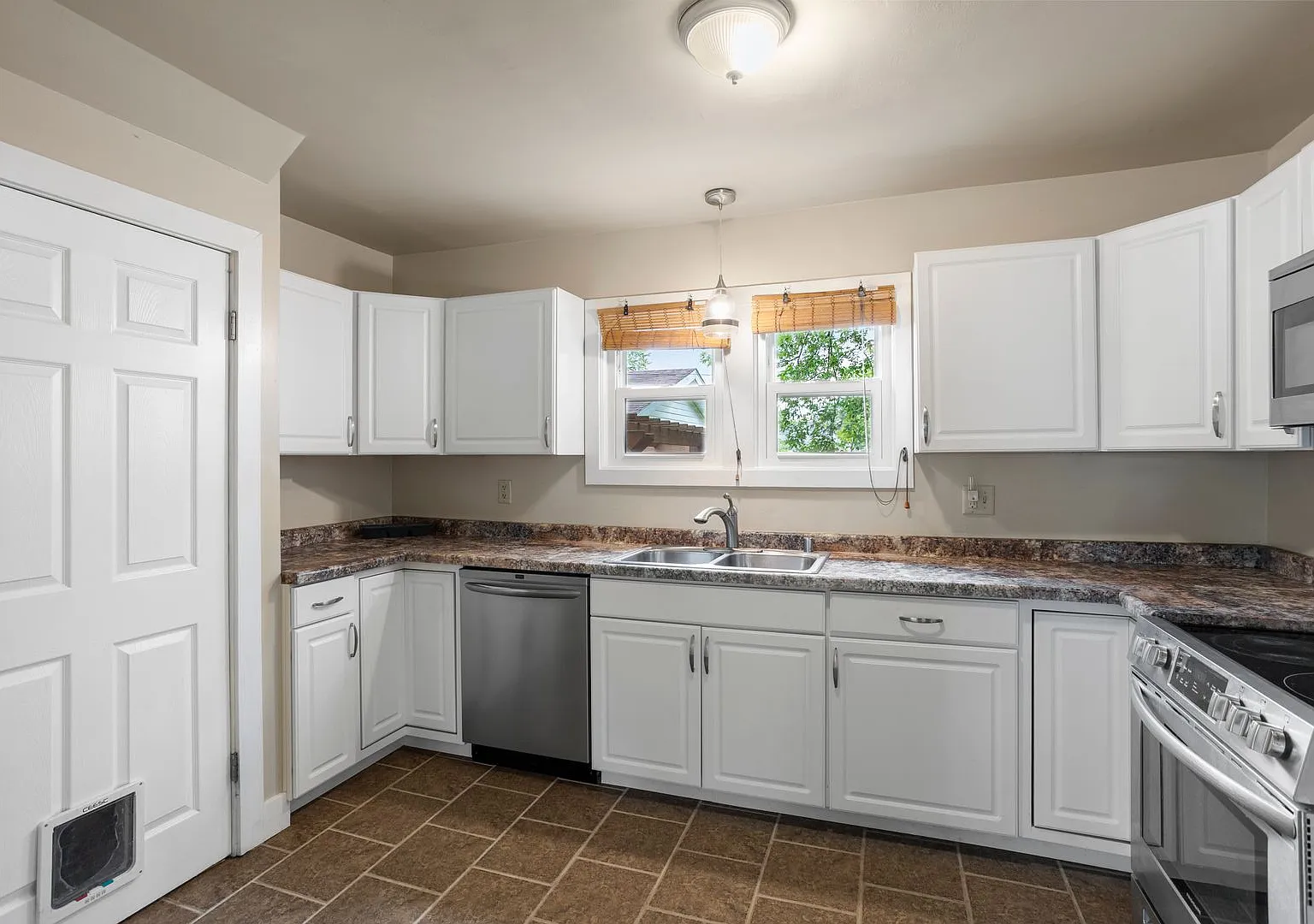 Two Bedroom Appleton House — Photo 2