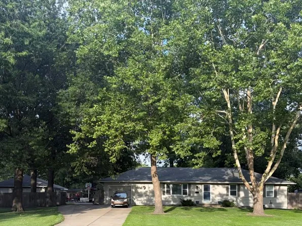 305 S Berkley St, Louisburg, KS 66053