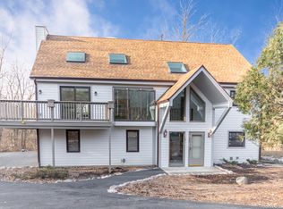 593 Greenlefe Rd, Fontana, WI 53125