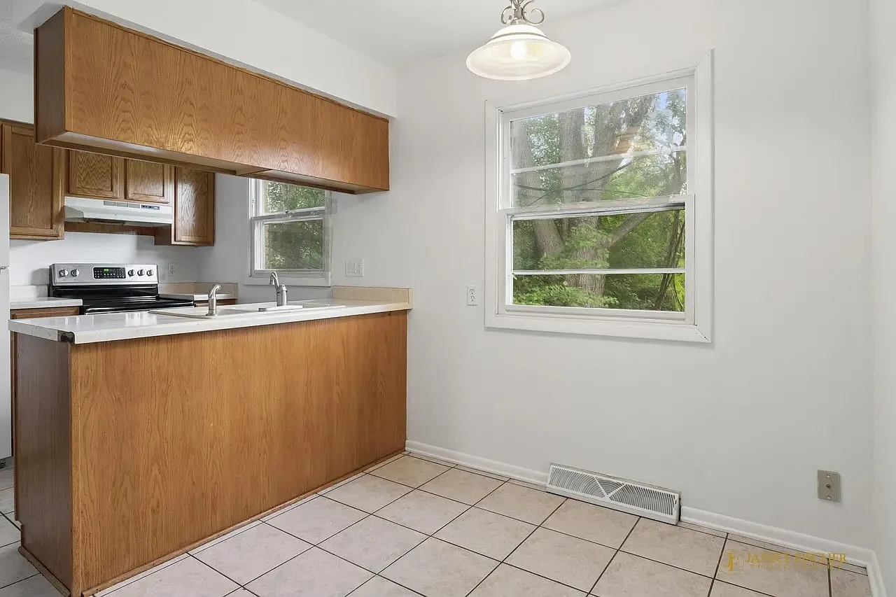 3 bed, 1.5 bath, 1100 sqft, $1,650 — Photo 3