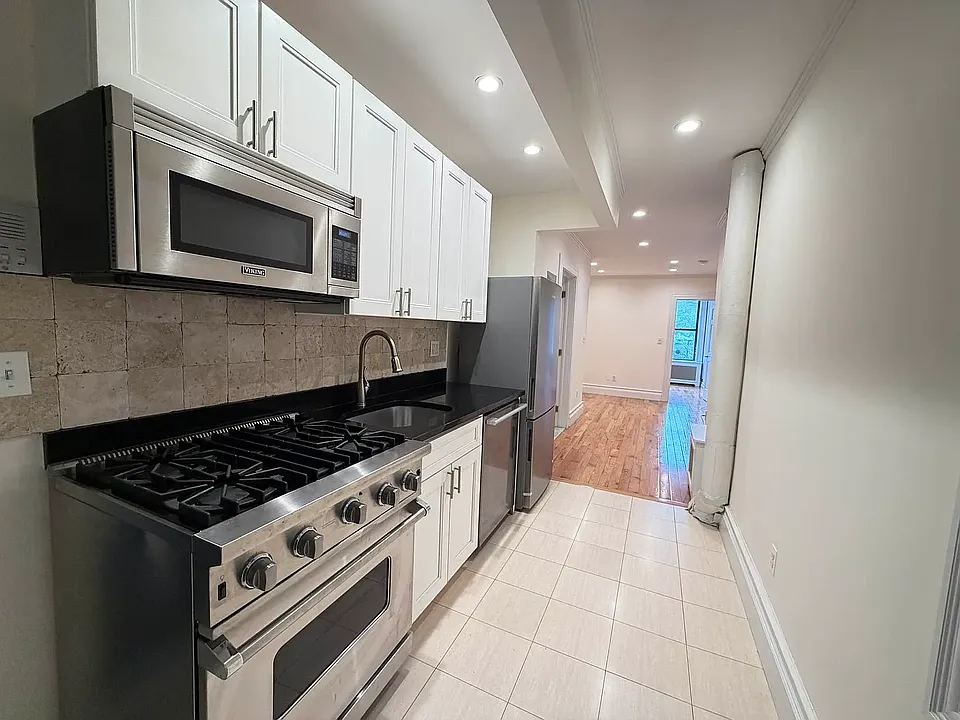 301 10th Ave #4U
