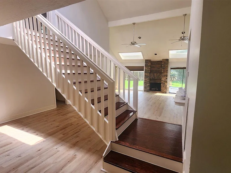 2127 Manor Green Dr — Photo 4