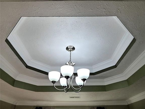 5th image of 530 Hillcrest Dr